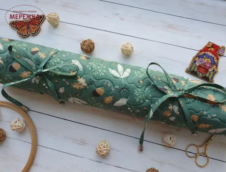 Фото JustCraft Рол для зберігання вишитих робіт з валиком, 50*70 см.(жолудь на зеленому)