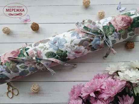 Фото JustCraft Рол для зберігання вишитих робіт з валиком, 50*70 см.(троянди на білому)
