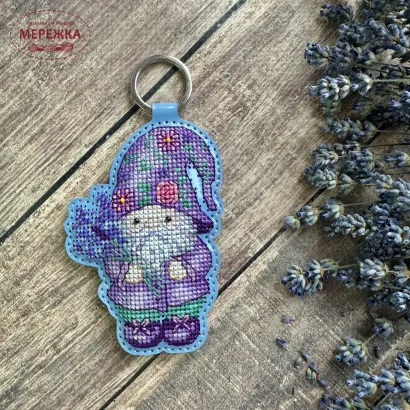 Фото Набір для вишивання хрестиком Kingdom of Handmade брелок на штучній шкірі Лавандовий гном KGD-13