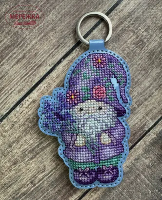 Фото Набір для вишивання хрестиком Kingdom of Handmade брелок на штучній шкірі Лавандовий гном KGD-13