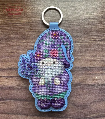 Фото Набір для вишивання хрестиком Kingdom of Handmade брелок на штучній шкірі Лавандовий гном KGD-13