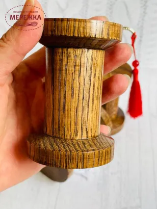 Фото котушка світле дерево