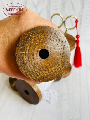 Фото котушка світле дерево