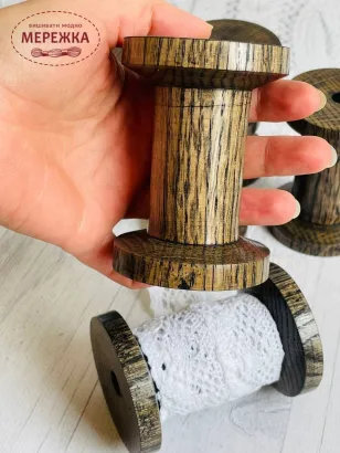 Фото котушка темне дерево