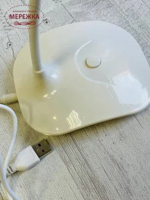 Фото лампа настільна біла