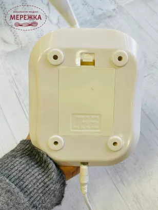 Фото лампа настільна біла