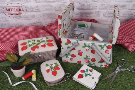 Фото Скринька для рукоділля Hobby Gift Strawberry MRLTLE.642