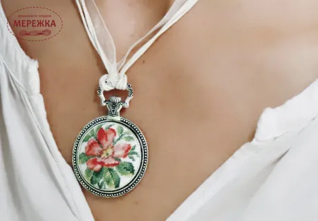 Фото набір для вишивання мікровишивкою Кулон Шиповник