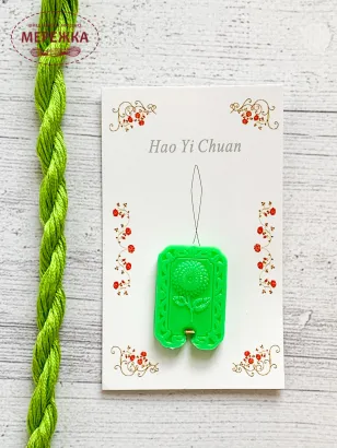 Фото нитковдівач пластиковий