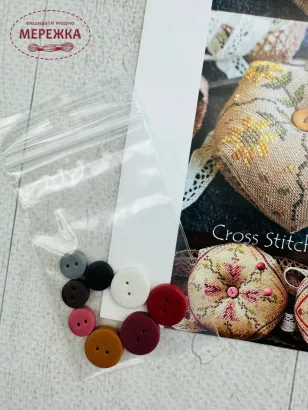 Фото Puntinipuntini Схема Four Seasons Flowers Biscornu + та декоративні гудзики