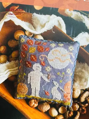 Фото Plum Street Samplers Схема Mini Mummy Moon