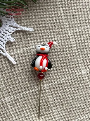 Фото Hobby Bee Голка-пін Пінгвін в шапці Санти