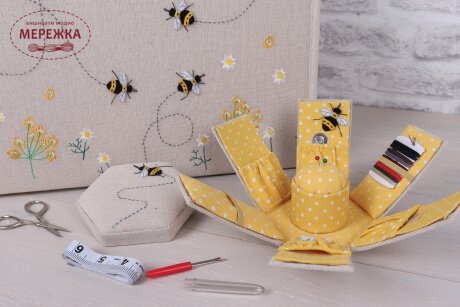 Фото Hobby Gift Hexagonal Victorian Sewing Kit Bee SCHA.347