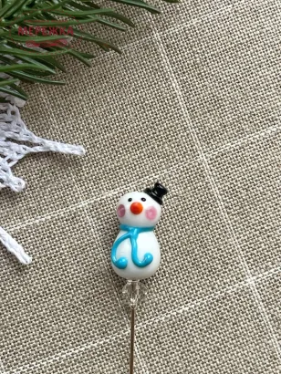 Фото Hobby Bee Голка-пін Сніговик в капелюсі