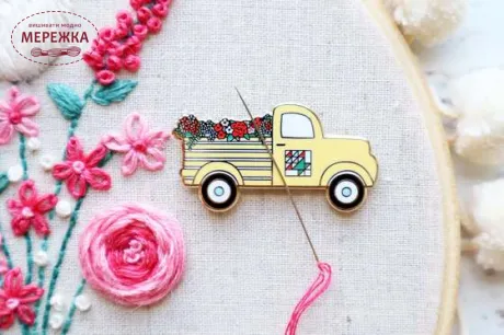 Фото Flamingo Toes Магнітний тримач для голок Spring Flower Vintage Truck