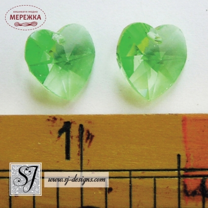 Фото SJ Designs Swarovski 8mm Peridot heart pendant bead