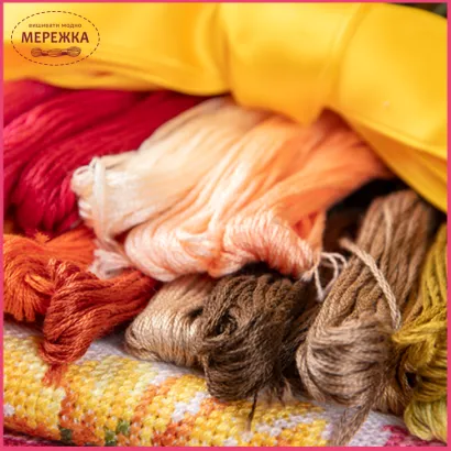 Фото Вишивати дизайн хрестиком, не знаючи, яким буде кінцевий результат? Це дуже весело та захоплююче.  Наш попередній досвід показує, що вишивальницям до вподоби такі авантюри)  Ви купуєте набір, не знаєте, що будете вишивати і першими вишиєте чудовий набір від Lanarte, який з'явиться в колекції виробника лише восени 2026 року.  Схема та фото готової роботи у набір НЕ ВХОДЯТЬ!  Сюжет розроблений за малюнком талановитої художниці Marjolein Bastin.  Вам потрібно зареєструватися на SAL за цим посиланням https